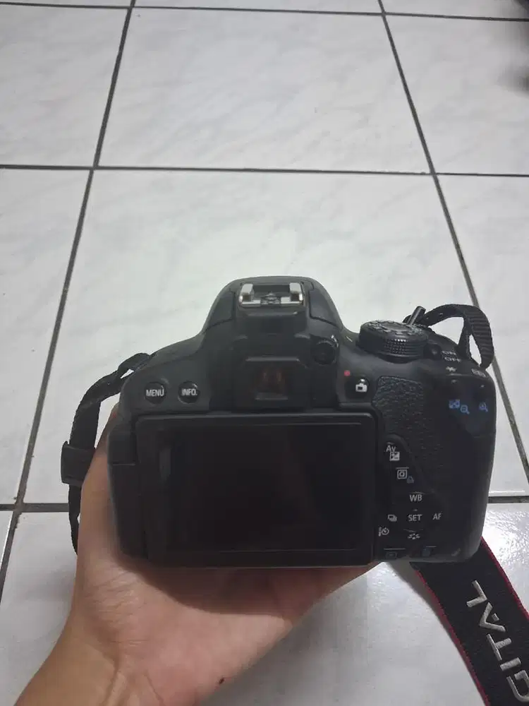 Kamera Canon EOS 700D Kit 18-55mm