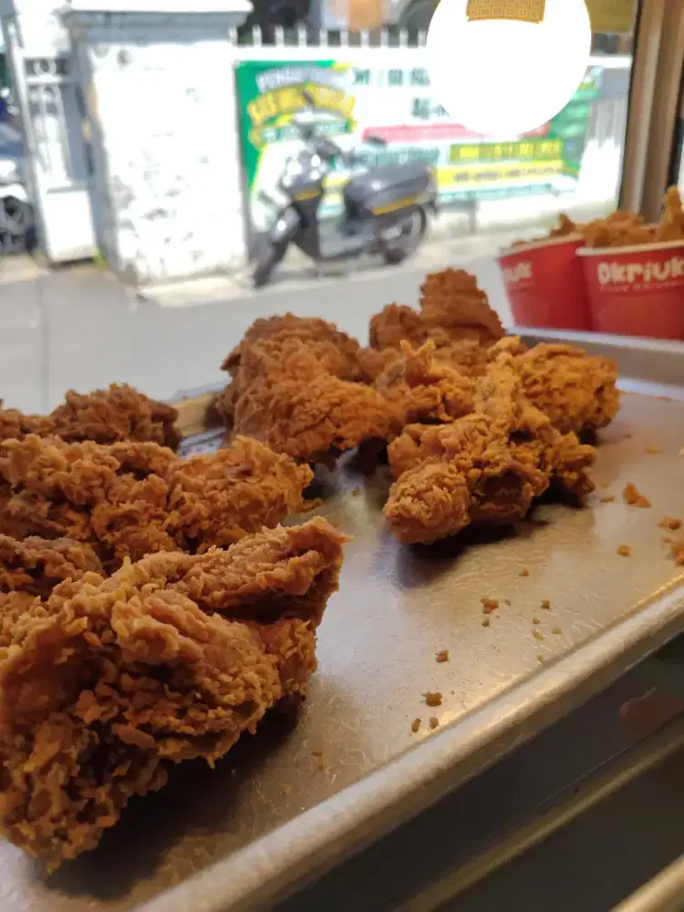 Di butuhkan karyawan cewek untuk dkriuk fried chicken