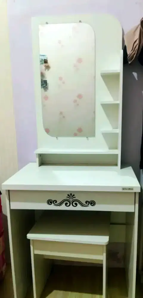 Meja rias cantik