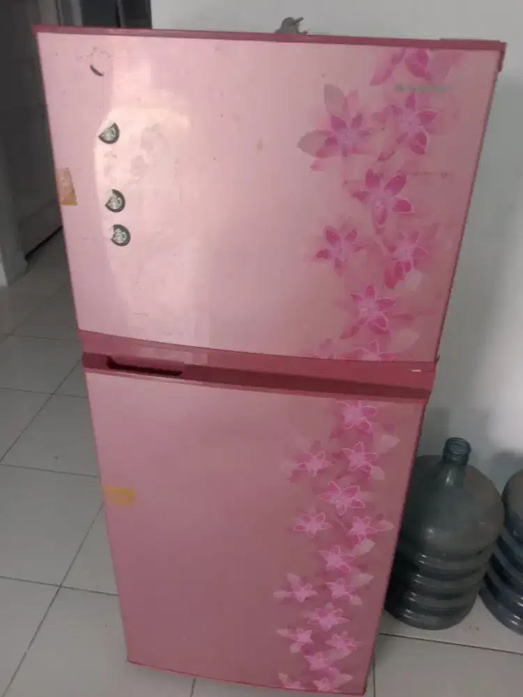 Jual kulkas 2 pintu kondisi masih bagus bisa tes