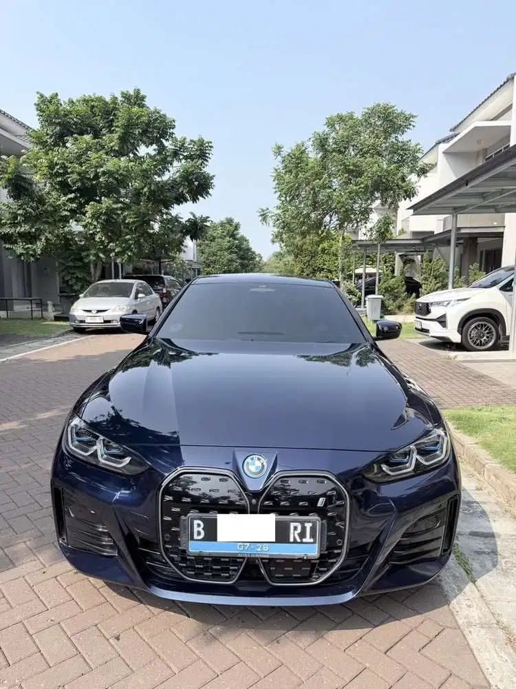 BMW i4 2023 Listrik