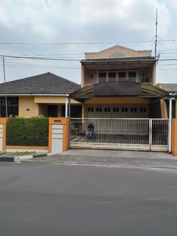 Dijual Rumah (di pojok) dan Perabotan Meubelair