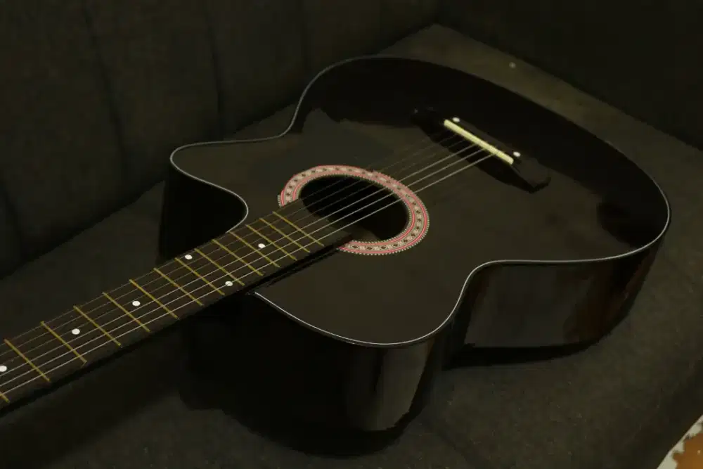 Gitar akustik pemula hitam