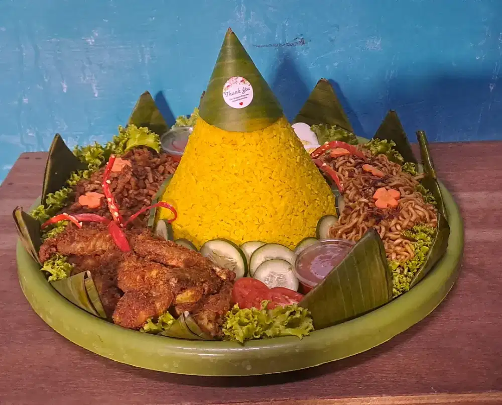Nasi tumpeng nampang kecil
