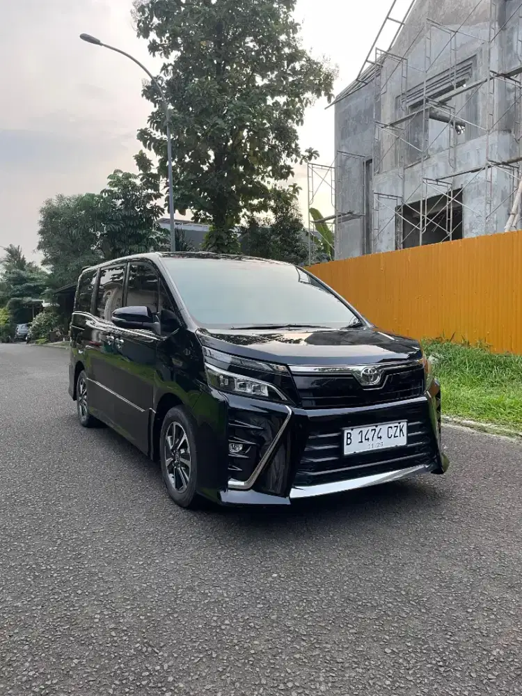 Toyota Voxy 2.0 2019 hitam