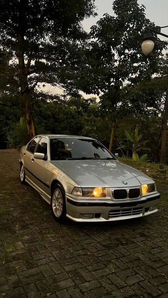 BMW 323i 1997 Bensin