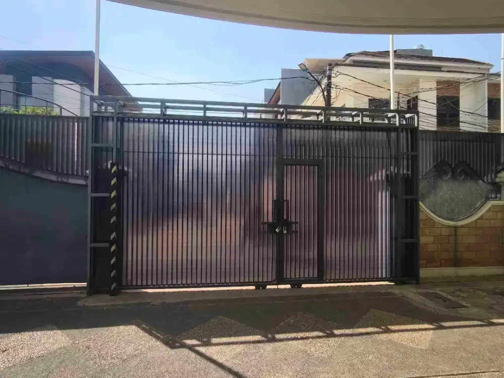 RUMAH TAMAN RATU 2 LANTAI DENGAN PARKIRAN LUAS COCOK UNTUK HUNIAN DAN USAHA
