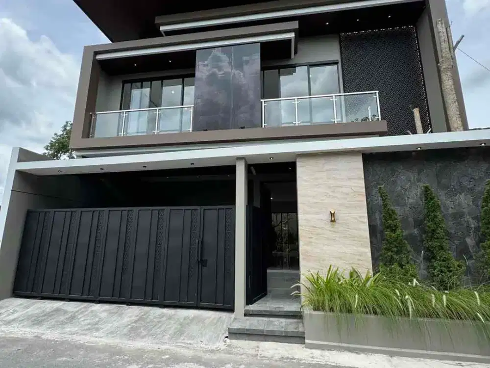 Rumah Mewah dekat Candi Sambisari, Exit Tol, Bandara Adisucipto, Bandara Adisucipto dengan taman belakang luas banget
