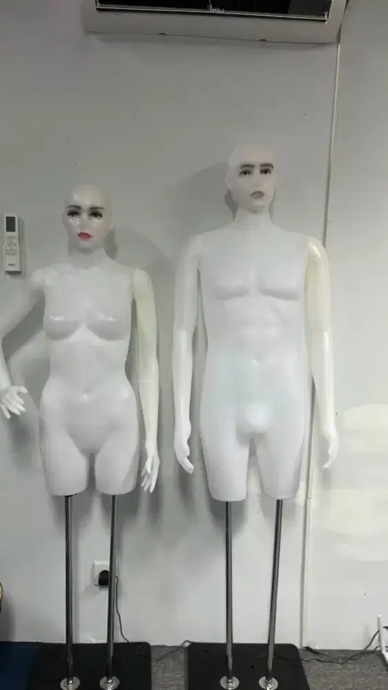 Manekin full-body dengan kepala