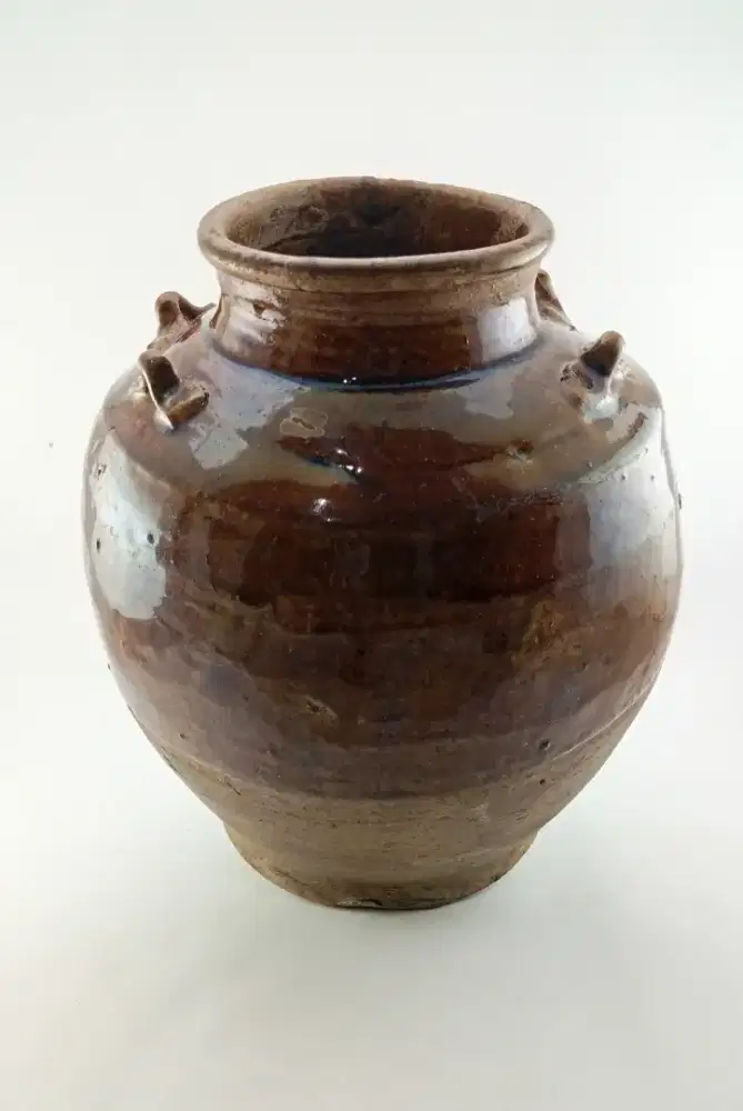 Guci antik Kalimantan motif naga