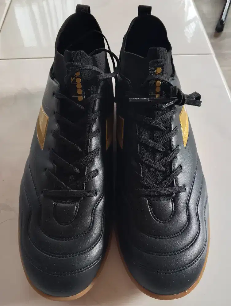 Sepatu futsal ukuran 45