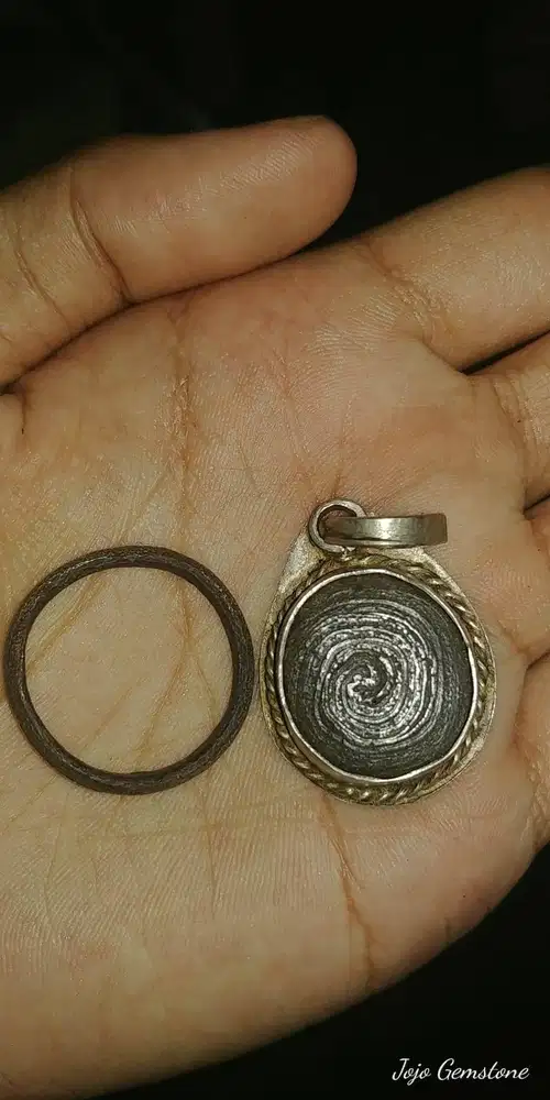 MUSTIKA CINCIN DAN LIONTIN WESI AJI