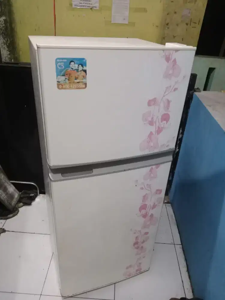 Dijual kulkas sharp 2 pintu 157liter