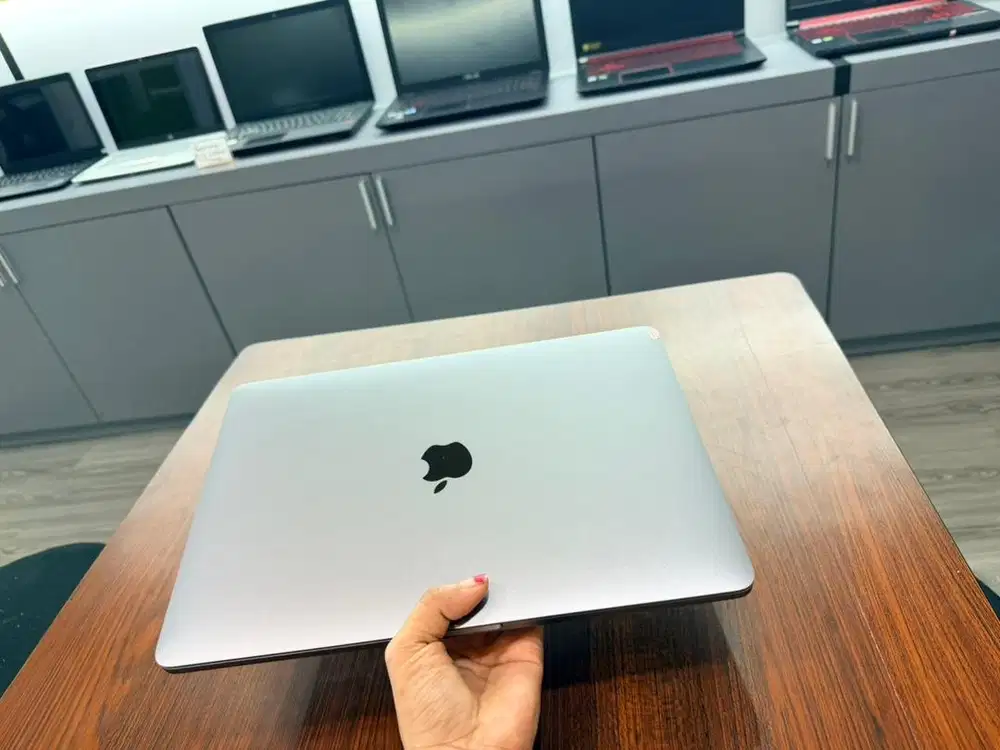 Macbook pro 2017 core i5 like new