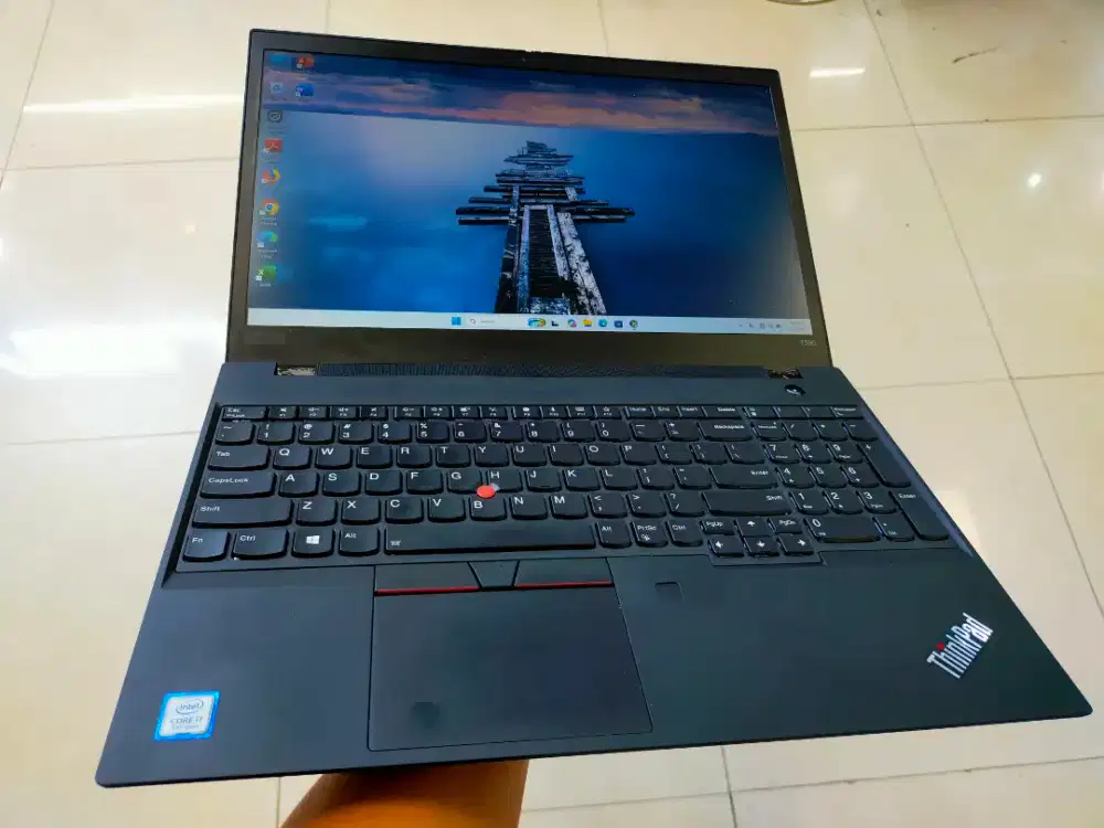 Dijual laptop Thinkpad intel i7 gen 8 ram 8GB DDR4 SSD 256G. Layar FHD