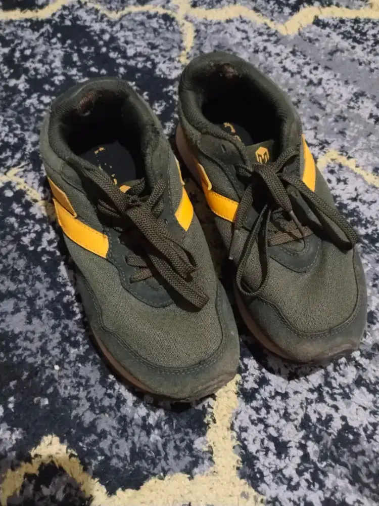Sepatu sneaker Mills