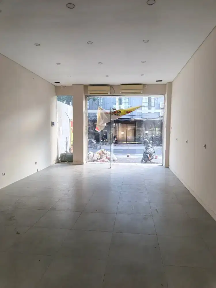 SHOP 4,5 x 9 M FOR LEASE IN BUMBAK UMALAS - PRIME LOCATION