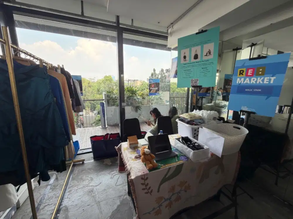 Penjaga Booth Baju Magic Spark di Social Chic