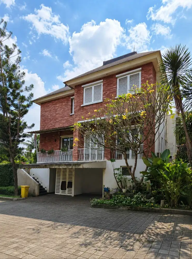Rumah Modern Semi Furnished di Mayfair Town House, Cilandak
