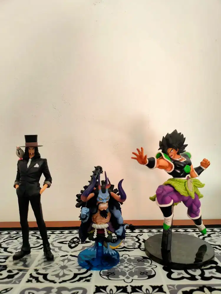 Mainan bekas figure