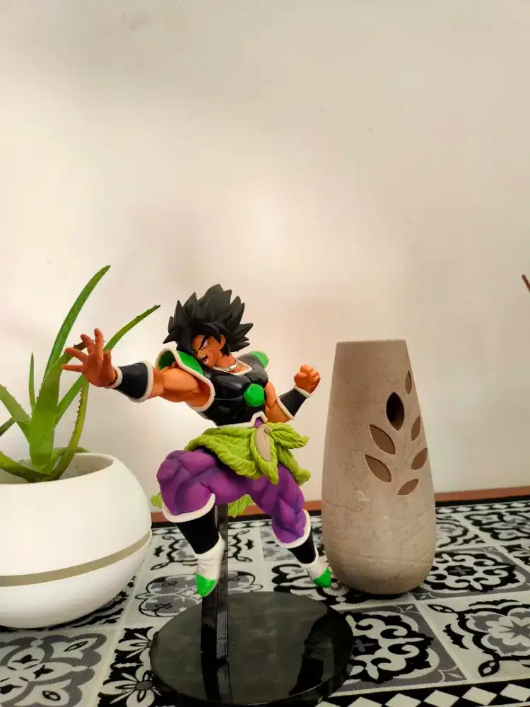 Mainan anime figure