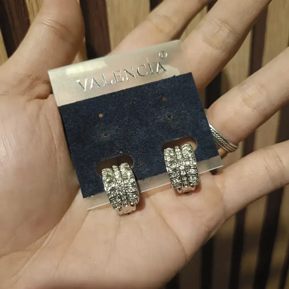 Aksesoris anting valencia aithentic