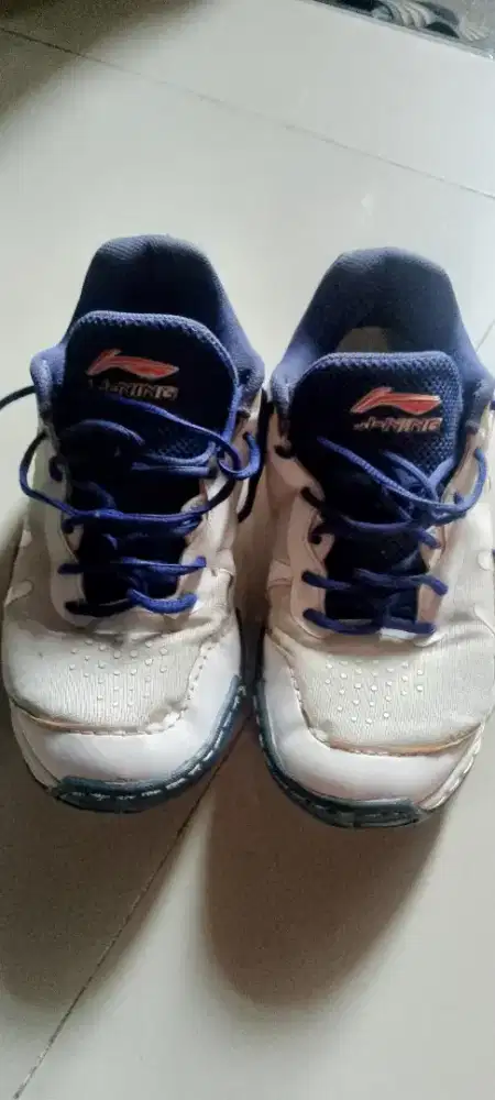 Sepatu badminton