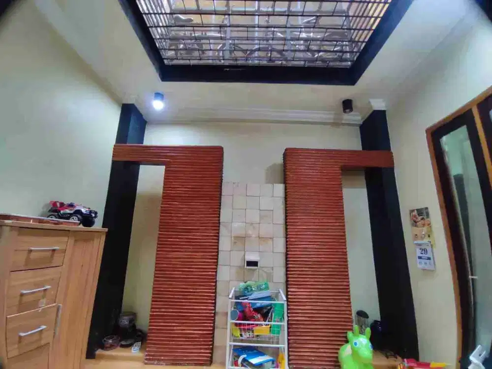Dijual rumah 2 lantai hadap Selatan, lokasi cocok untuk tempat tinggal, kost, bisnis