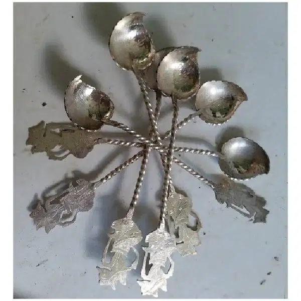 Sendok teh antik plintir dari perak dengan mode ldaun dan wayang