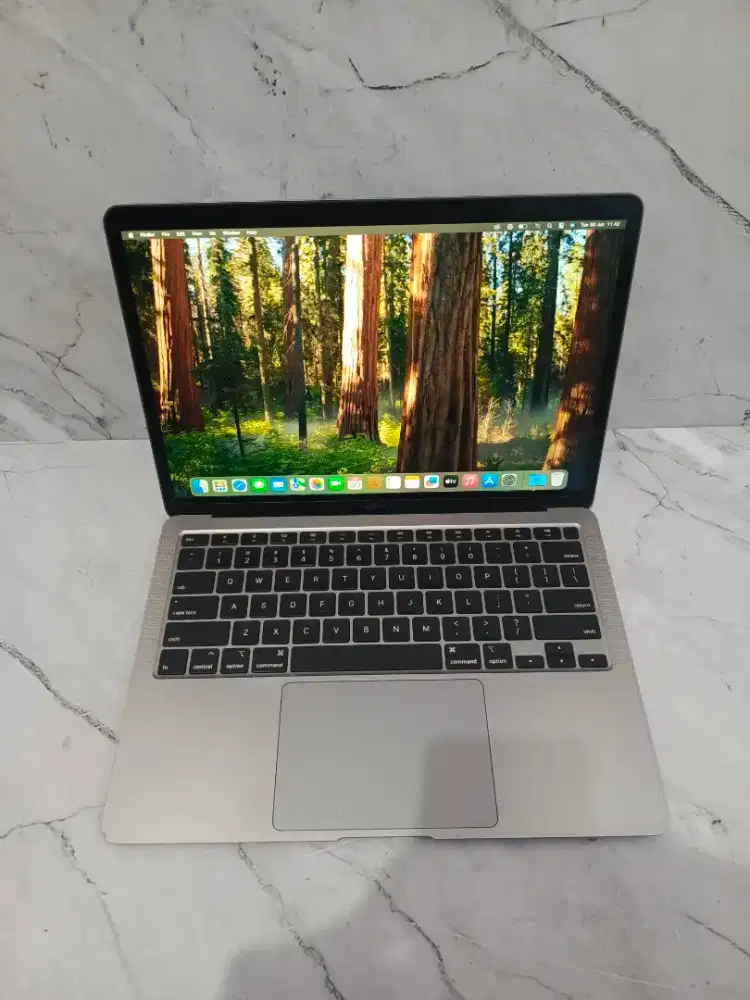 Macbook air retina 13 inch 2020 intel core i3 8/256 SSD