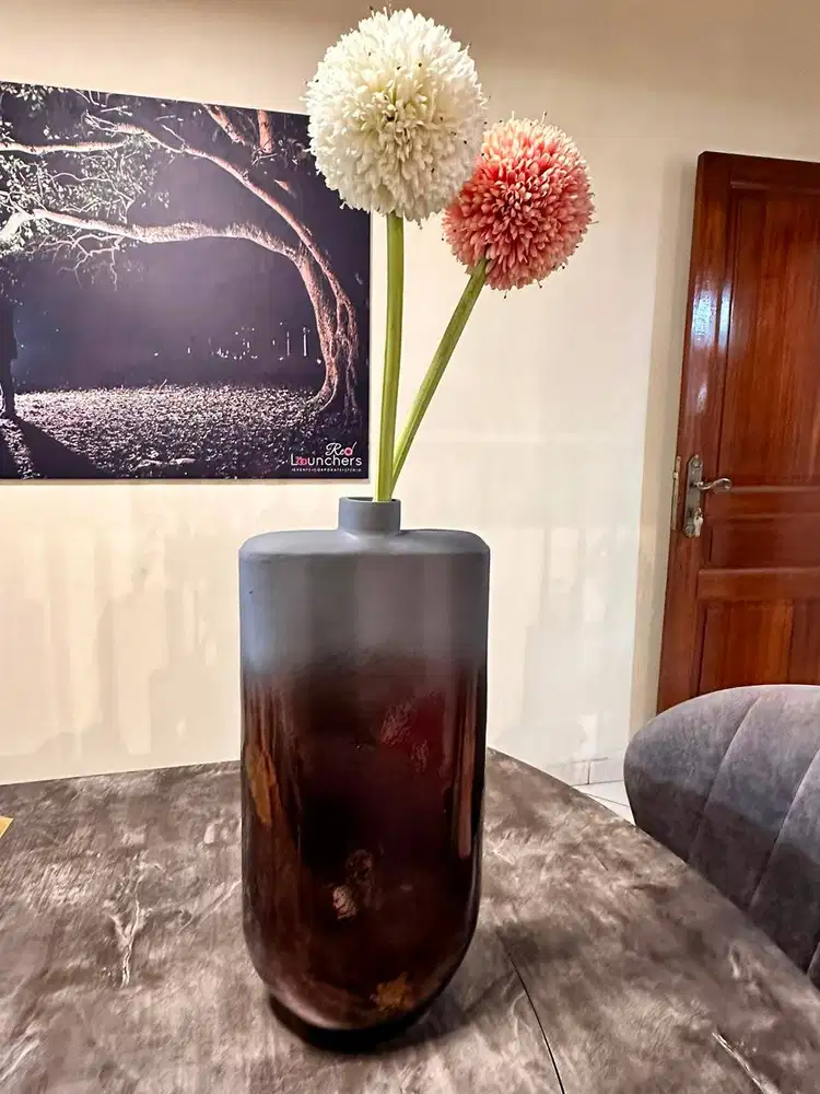 A beautiful vase that can be used as centre piece or a side decor