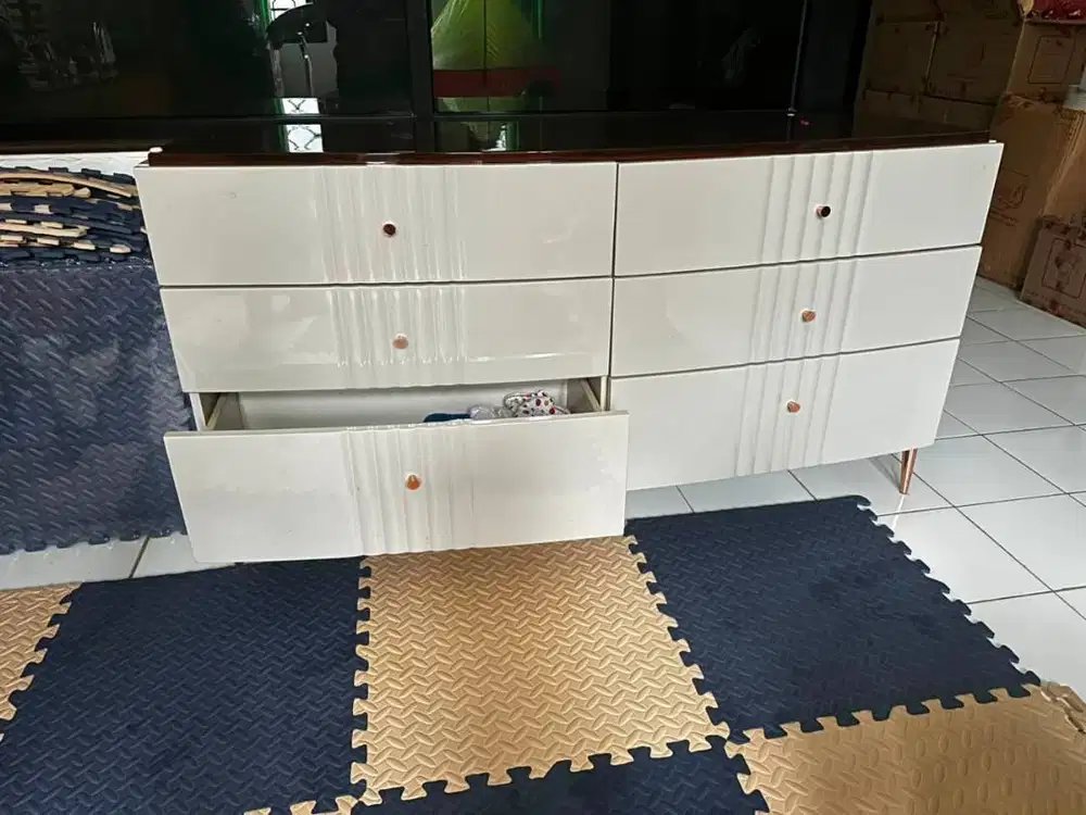 Chest of drawers