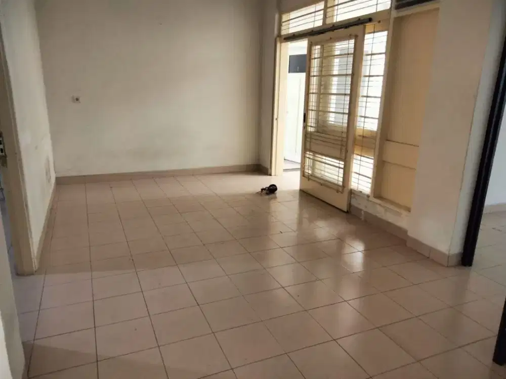 Rumah terawat  1 lantai sangat besar bagus untuk usaha kantor/tempat tinggal sayap pasirkaliki bandung