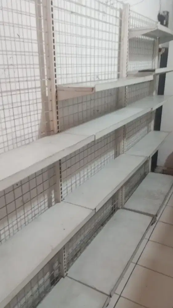 Rak usaha dan meja kasir