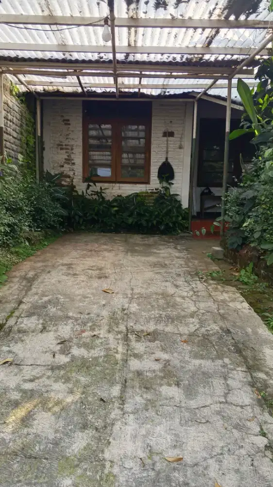 Dijual rumah strategis hitung tanah saja di tengah kota Bandung