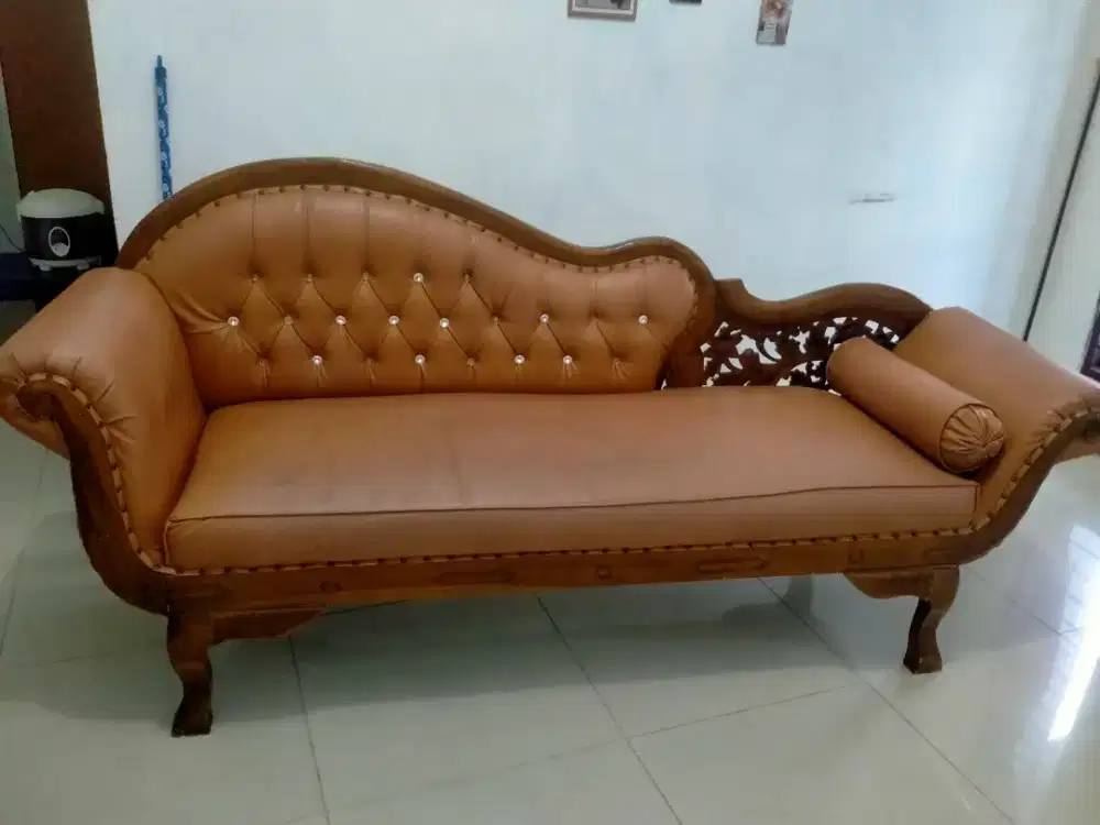 Sofa warna coklat kulit
