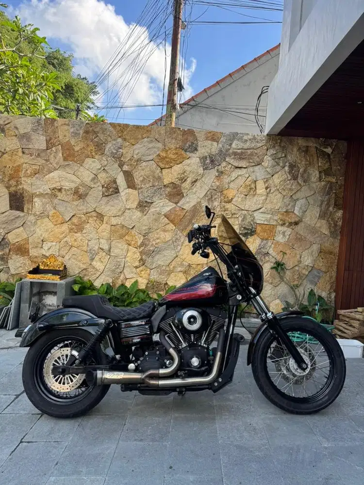 Dijual Motor Dyna Street Bob nik 2006.