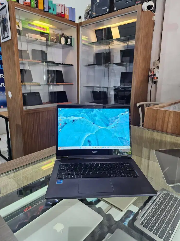 Core i7 Layar Sentuh 360 Derajat Premium