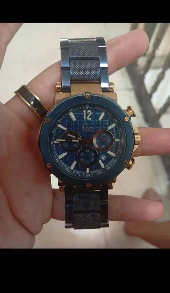 GUESS COLLECTION