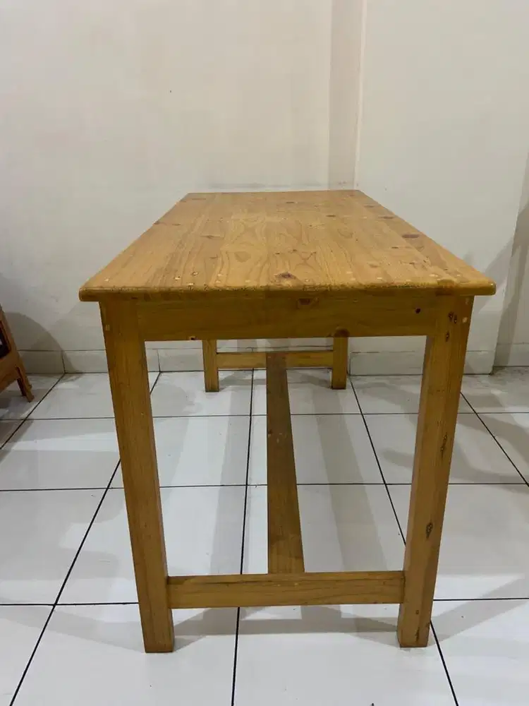 Meja Makan Serbaguna