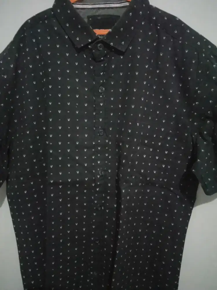 Kemeja hitam motif bintik bintik
