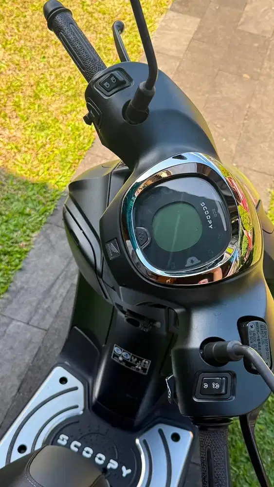 MOTOR SCOOPY TAHUN 2025 WARNA HITAM