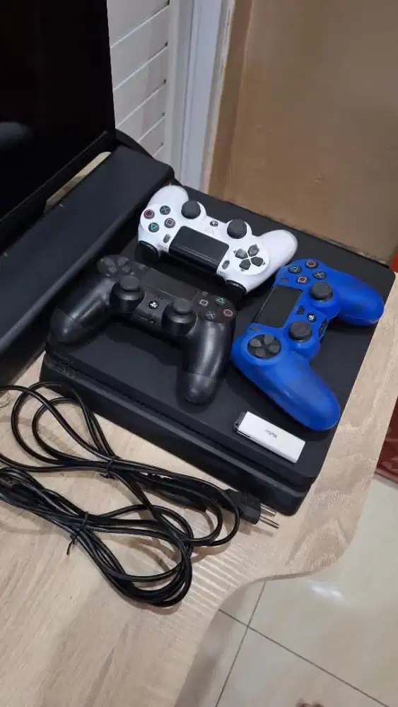 PS 4 SLIM..1 TB
