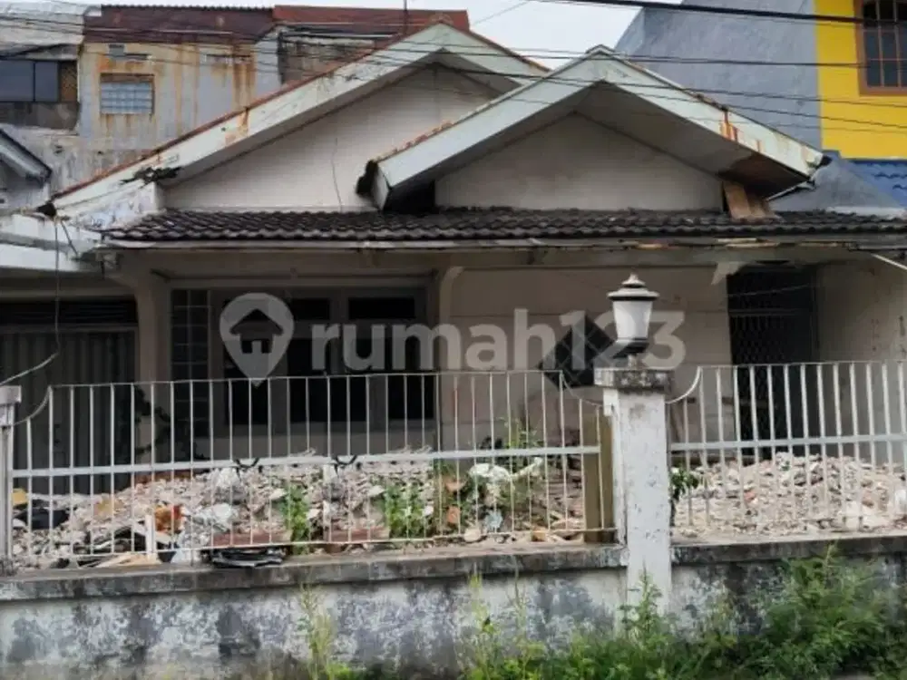 Rumah Tua Hitung Tanah Lokasi Strategis di Perum Kalideres Permai
