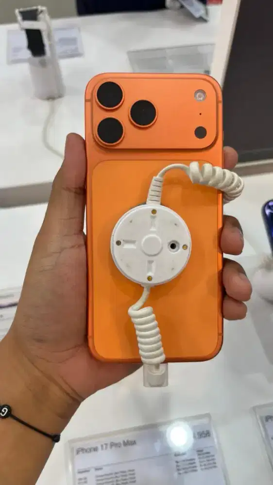 iPhone 17 oranye