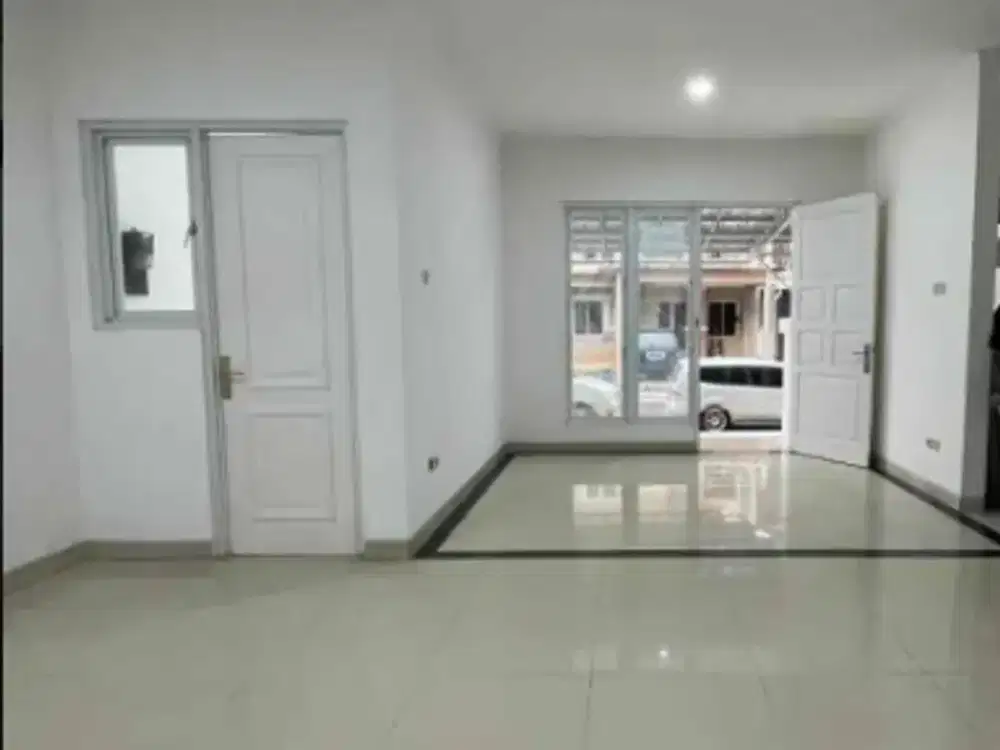 Rumah 2 lantai lokasi superstrategis dan siap huni di Legenda Wisata
