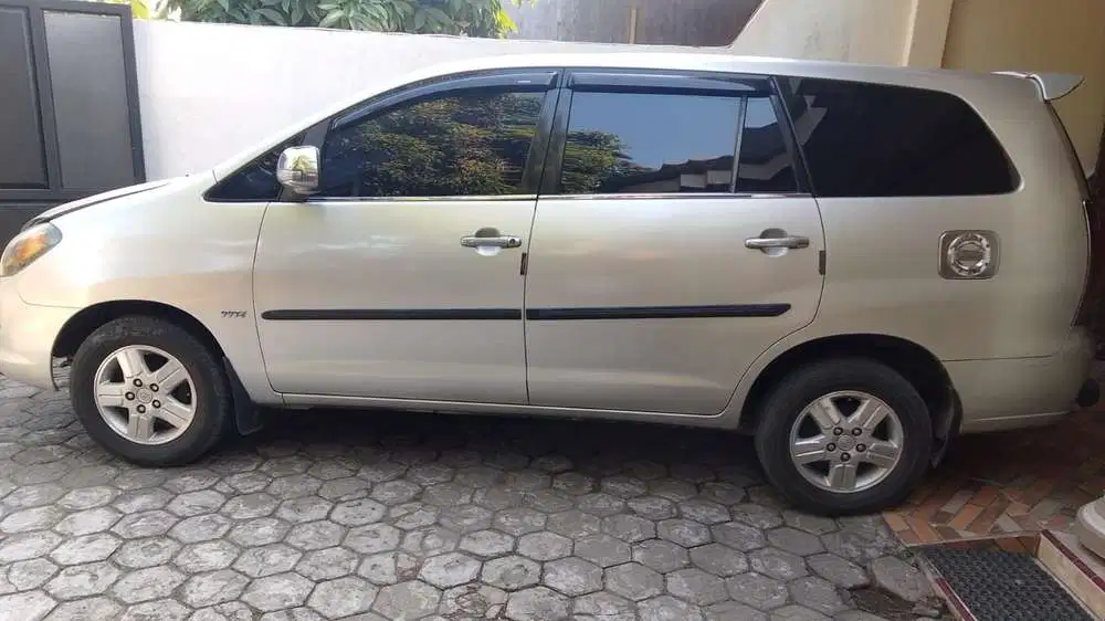Toyota Kijang Innova 2005 Bensin