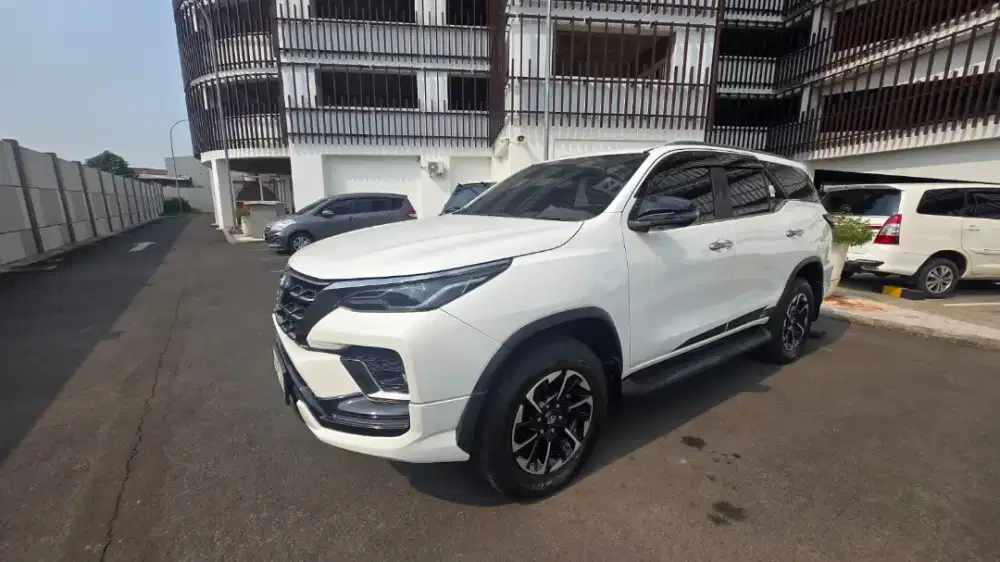 Toyota Fortuner 2.8 GR Sport VRZ 4x2 AT 2022 – Putih | Pajak Panjang