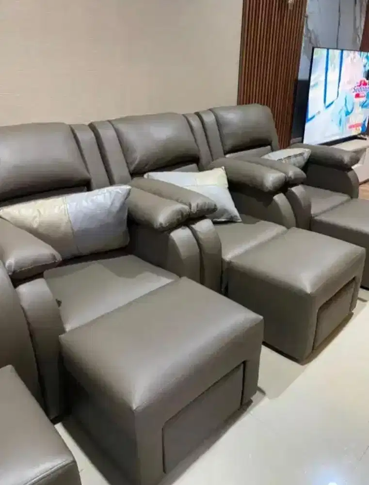 Servic sofa bergaransi yah guys:)
