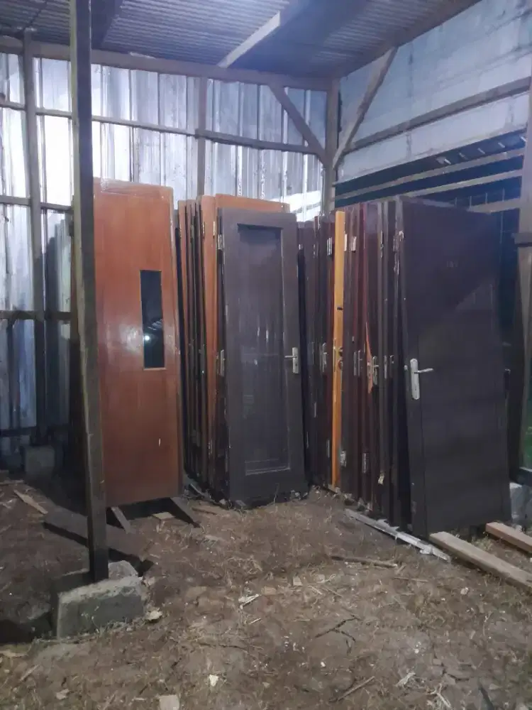 pintu bekas bongkaran gedung kejaksaan kota bogor